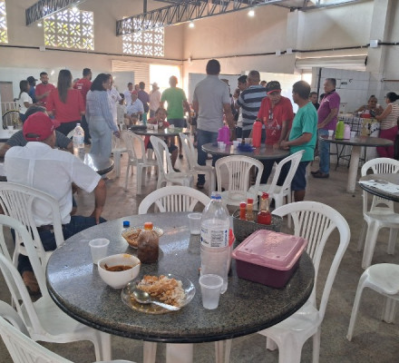 Candidato a prefeito Ramiro Saraiva toma café da manhã no mercado municipal de União