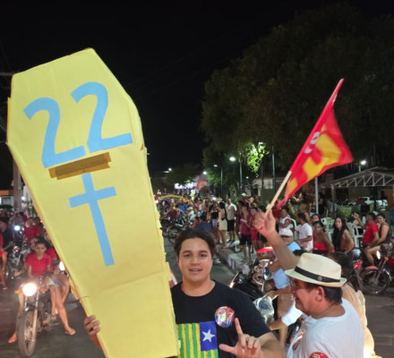 Multidão comemora a reeleição do presidente Lula em União