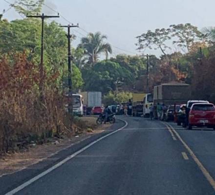 Manifestante bloqueiam PI 112, entre Teresina e União