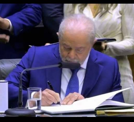 Lula faz homenagem ao Piauí em assinatura do termo de posse
