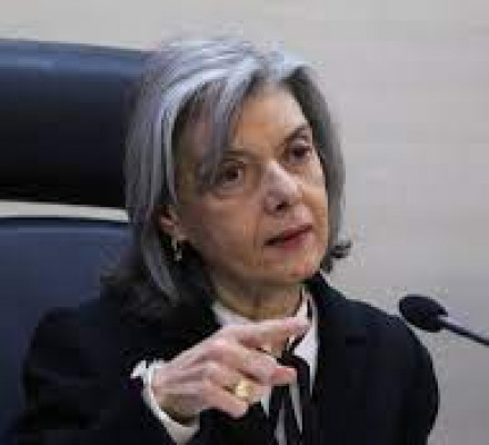 Cármen Lúcia envia processos de Bolsonaro para Justiça do DF